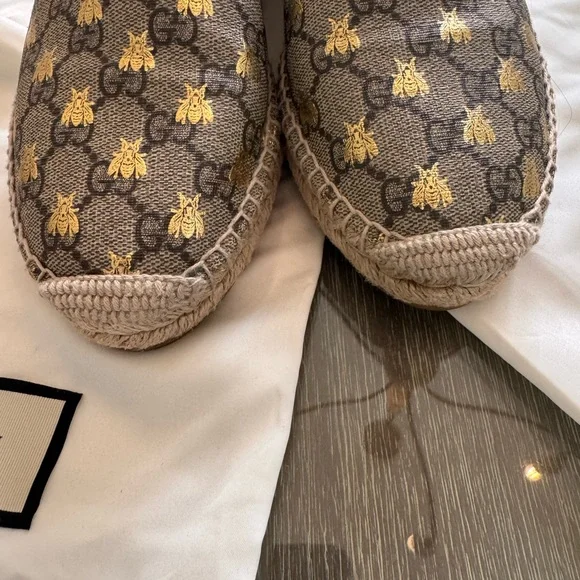 Gucci BEE Espadrilles with Gold Bee Pattern - Picture 2 of 9